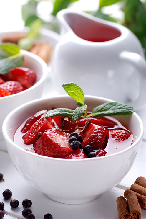 Soupe de fruits rouges à l'orange, aux herbes fraiches et aux épices, sorbet citron vert (recette d'Ilaria*)